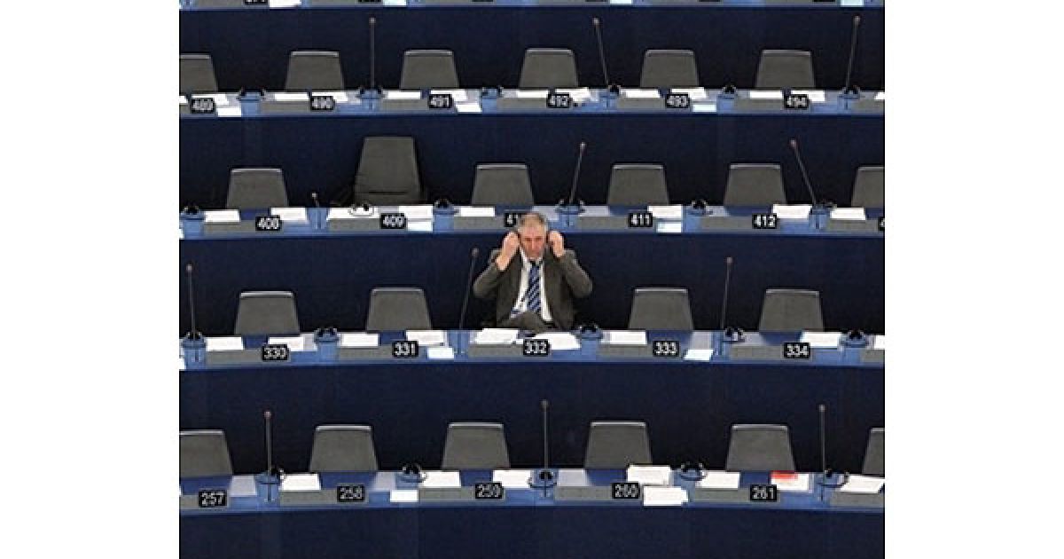 Франція, Страсбург. Депутат Європейського парламенту в Страсбурзі під час дебатів щодо внесення змін до Договору про дозвіл створення єдиного постійного механізму виходу з кризи для Єврозони. / © AFP