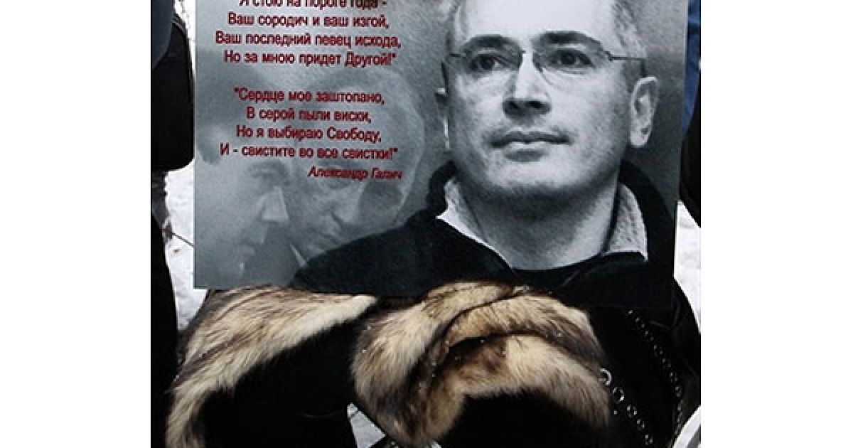 Росія, Москва. Лідер партії "Демократичний союз" Валерія Новодворська
під час акції на підтримку колишнього голови нафтової компанії ЮКОС
Михайла Ходорковського тримав в руках його портрет, сидячи перед
будівлею суду. / © AFP