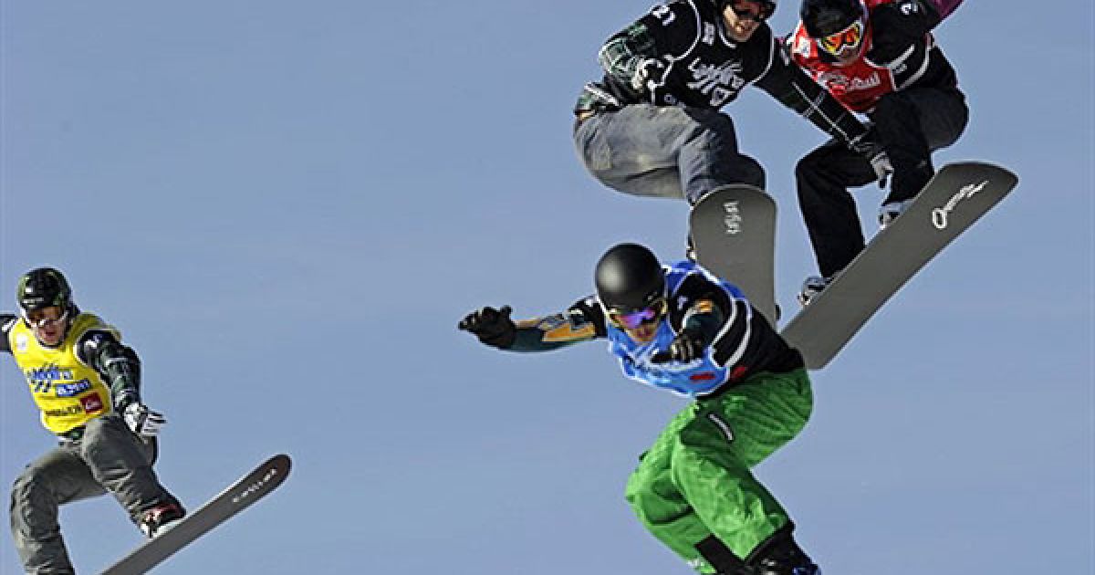 Іспанія, Ла-Моліна. Аллекс Пулін (Австралія), Нейт Холланд (США), Сет Уескотт (США) та Лука Маттеотти (Італія) виступають у фіналі змагань з border-cross на Чемпіонаті світу зі сноубордингу у курортному місті Ла-Моліна, на півночі Іспанії. / © AFP