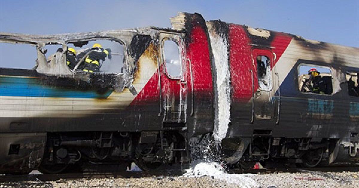 Ізраїль, кібуца Шфаїм. Ізраїльські пожежні гасять полум'я під час пожежі на потязі поблизу кібуца Шфаїм. В результаті пожежі на пасажирському поїзді поранення і опіки отримали близько 50 осіб. / © AFP