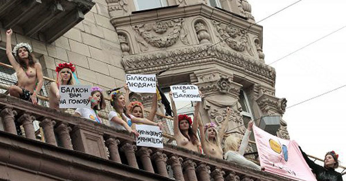 Топлес-протест FEMEN "Бунтівний балкон" пройшла на балконі в центрі Києва, навпроти будівлі КМДА. / © УНІАН