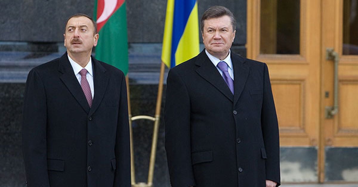 Біля будівлі адміністрації президента пройшла офіційна церемонія зустрічі Януковича та Алієва. / © President.gov.ua