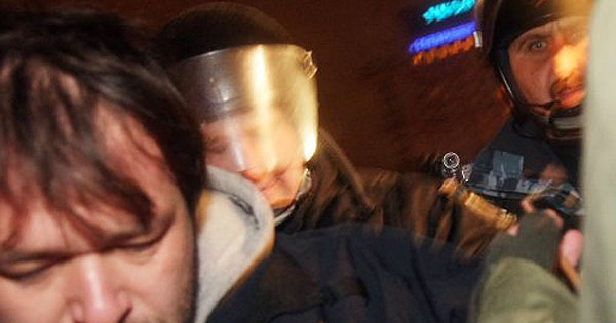 Кілька людей постраждали при знесенні містечка, оскільки їх били кийками по ногах. / © УНІАН