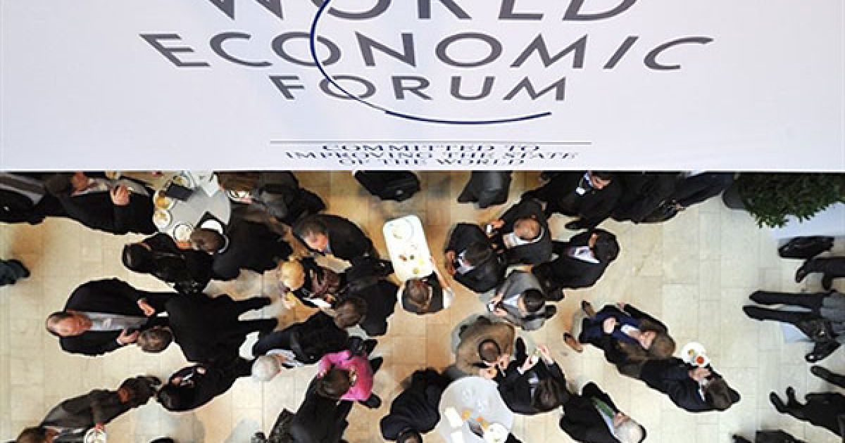 Швейцарія, Давос. Учасники щорічного Всесвітнього економічного форуму в Давосі під час обідньої перерви. Світові лідери, бізнесмени, політики і вчені, які зібралися у Давосі, залишаються у захваті від економічного дива Китаю. / © AFP