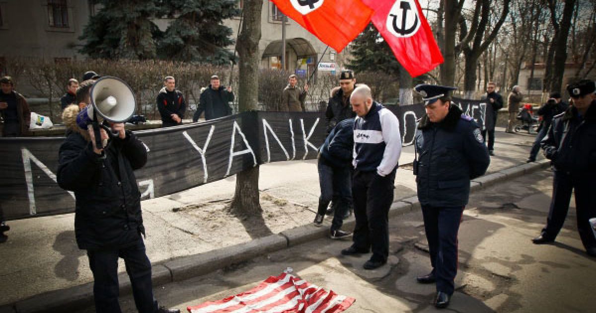 Врешті-решт прапор був просто розтоптаний та пошматований мітингувальниками. / © Украинское Фото