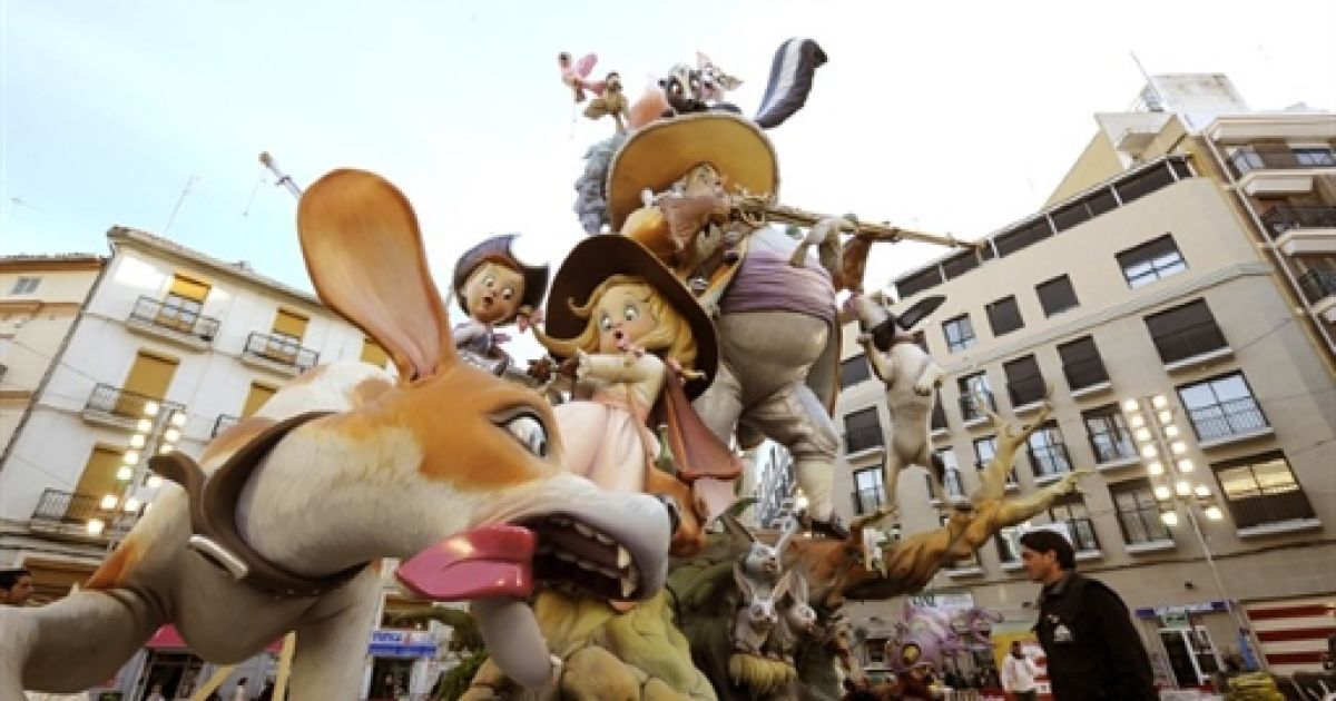 Парад на честь фестивалю Фальяс (Las Fallas), свята вогню і приходу весни. / © AFP