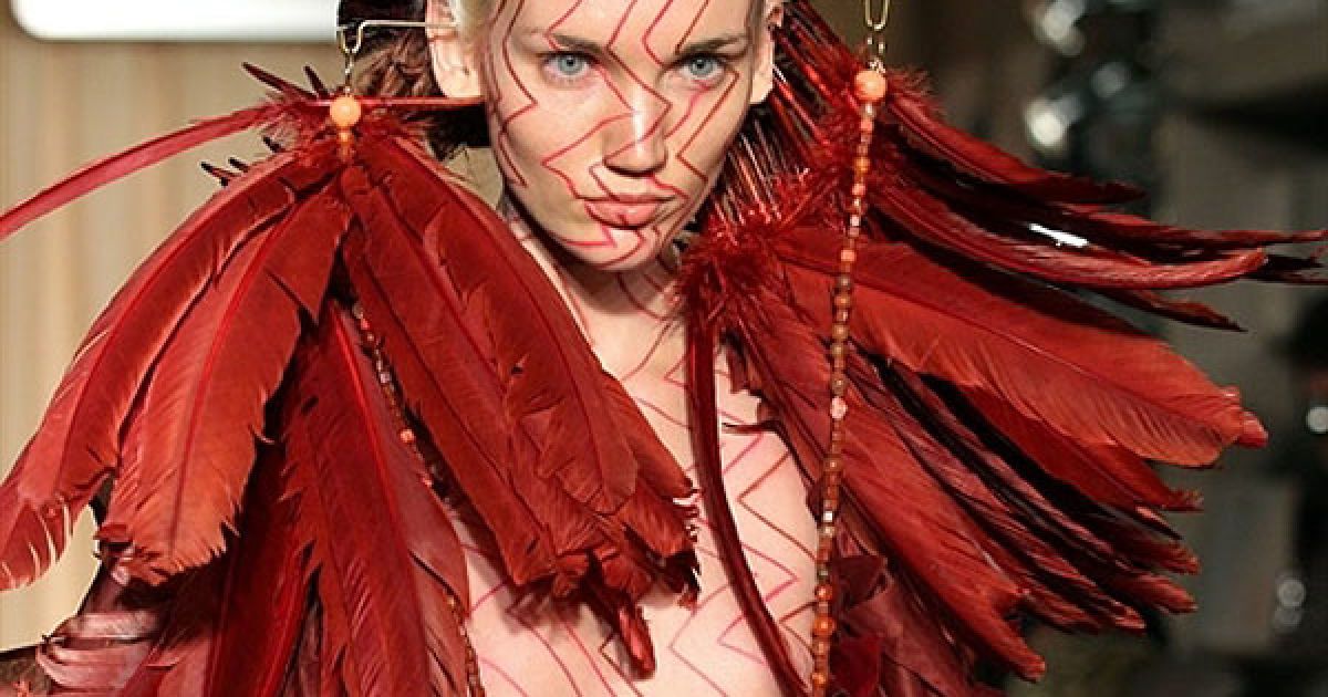 Франція, Париж. Модель демонструє одяг від італійського дизайнера Мауріціо Галанте під час показу колекцій сезону весна-літо 2011 у Парижі. / © AFP