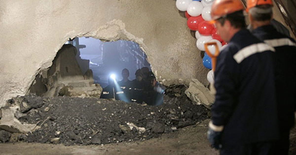 Росія, Сочі. Завершено прокладання тунелю, яким пройдуть автомобільна та залізнична дороги від Адлера до гірськолижного курорту "Альпіка-Сервіс". Тунель використовуватимуть під час Олімпіаді-2014, яка пройде у курортному місті Сочі на березі Чорного моря. / © AFP