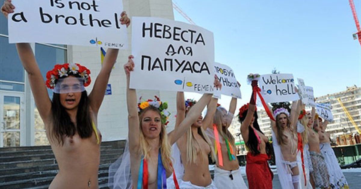 Дівчата грудьми закрили вхід до головного РАГСу і погрожували фізичною розправою новозеландському секс-туристу. / © AFP