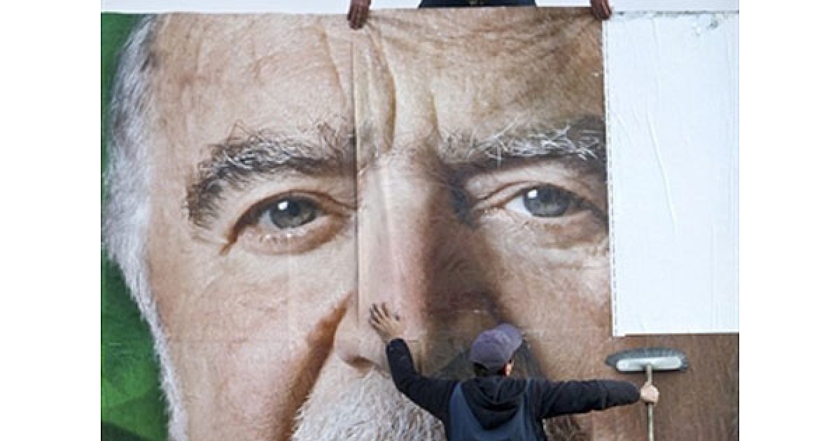 Португалія, Лісабон. Робочі наклеюють плакати кандидата у президенти Мануеля Алегре, якого підтримують лівоцентристські та ліві партії, у Лісабоні напередодні президентських виборів, які мають відбутися 23 січня. / © AFP