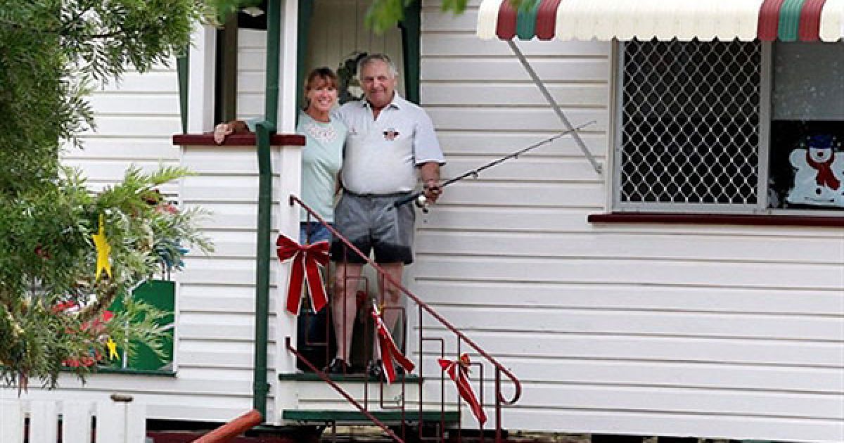 Австралія, Шиншила. Джим Кейсі і його дружина Леслі рибалять, стоячи на сходах власного будинку у затопленому місті Шиншила, Квінсленд. У регіоні сталася одна з найгірших у цьому десятилітті повінь. Приход тропічного циклону Таша призвів до розливу річок і затоплення десятків ферм і будинків. / © AFP