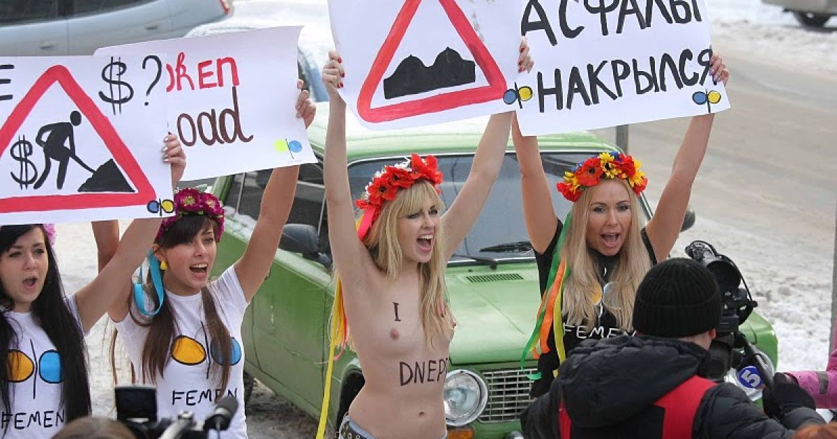 Жіночий рух FEMEN провів у Дніпропетровську акцію "Асфальт накрився!" прооти жахливого стану доріг у місті / © femen.livejournal.com