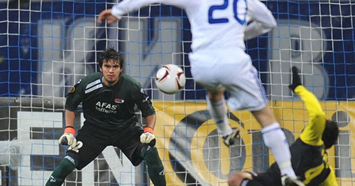 Україна, Київ. Гравець "Динамо" (Київ) Олег Гусєв намагається забити гол у ворота Серхіо Ромеро, голкіпера АЗ Алкмаар, під час матчу Ліги Європи УЄФА у Києві. / © AFP