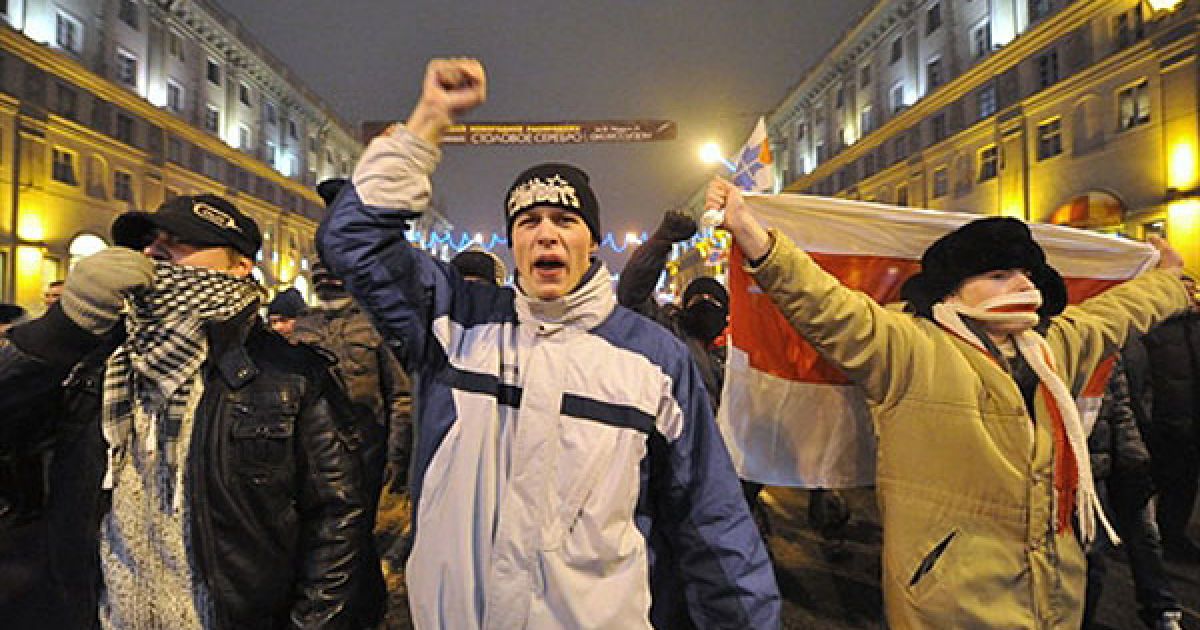 За приблизними оцінками, на Жовтневу площу вийшли кілька десятків тисяч осіб. / © AFP