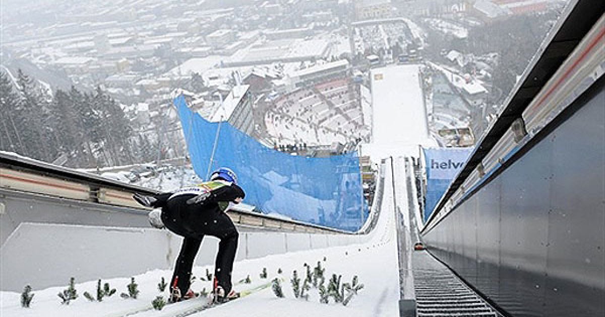 Австрія, Інсбрук. Польський спортсмен Адам Малиш готується до стрибку на Кубку світу "Чотирьох трамплінів" у Інсбруку. / © AFP