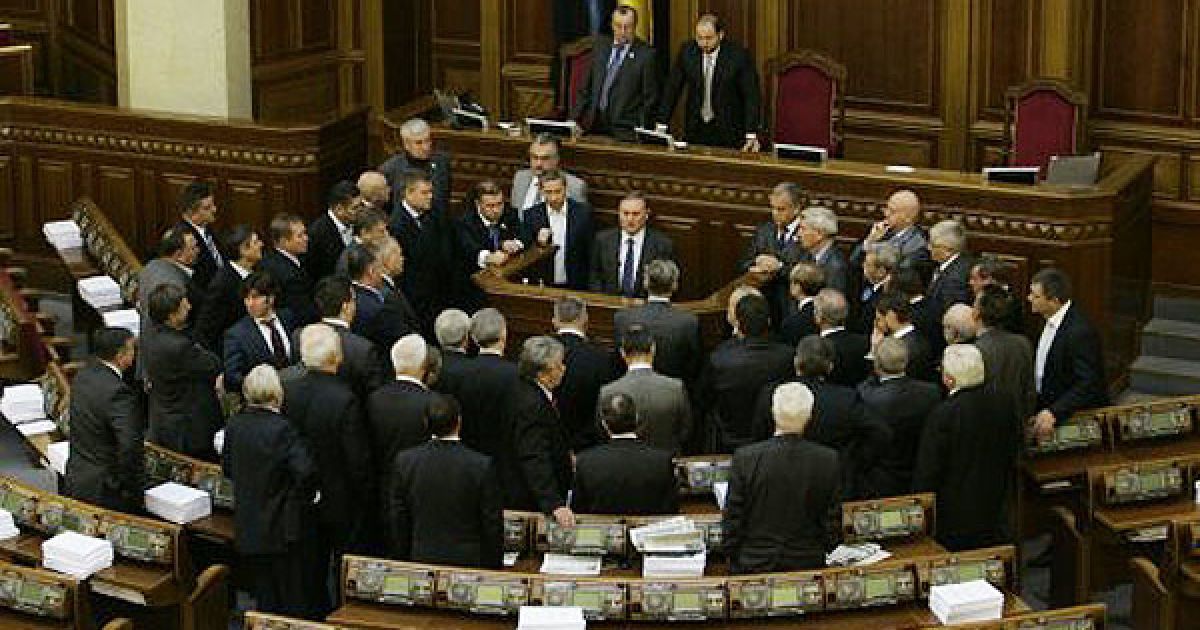 Перед початком засідання депутати від Партії регіонів стали біля трибуни та президії, щоб завадити &rdquo;бютівцям&rdquo; заблокувати роботу парламенту. / © УНІАН