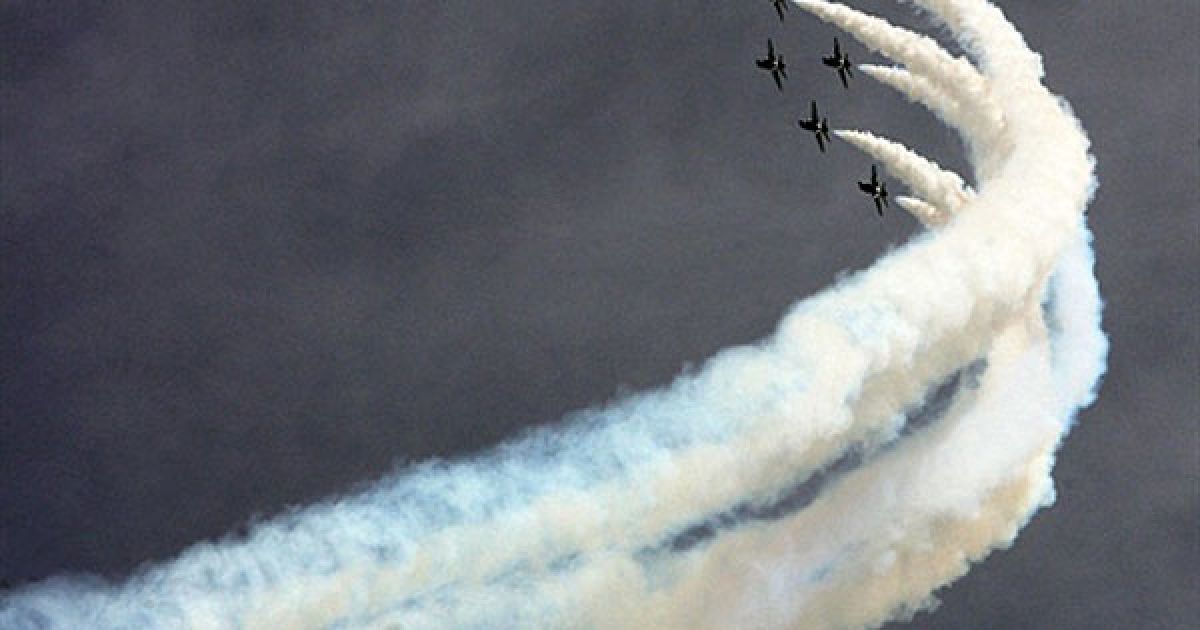 Кувейт, Ель-Кувейт. Пілотажна група "Королівські Саудівські Яструби" Саудівських ВПС виступають на військовому шоу в Ель-Кувейті. Країни Перської затоки відзначили 50-річчя незалежності і 20-річчя закінчення війни у затоці. / © AFP