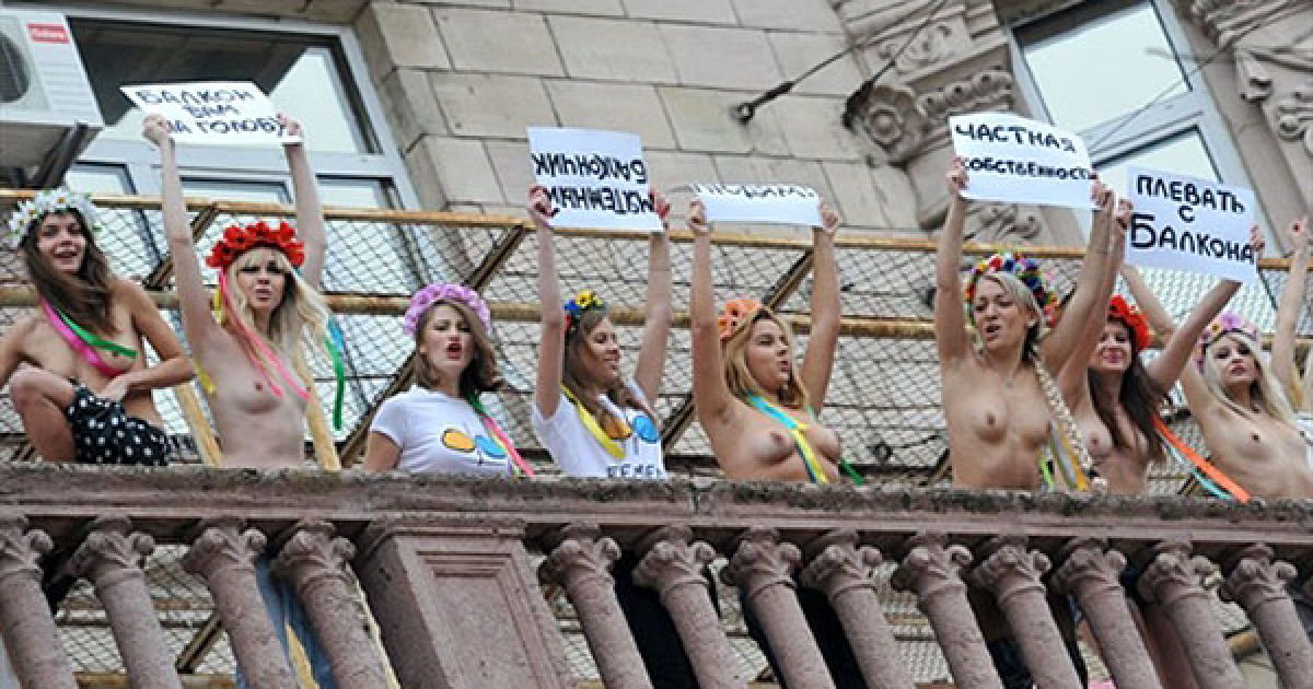FEMEN провів топлес-протест під гаслами "Балкон це приватна власність" і "Існує бунтівний балкон" навпроти будівлі КМДА. / © AFP
