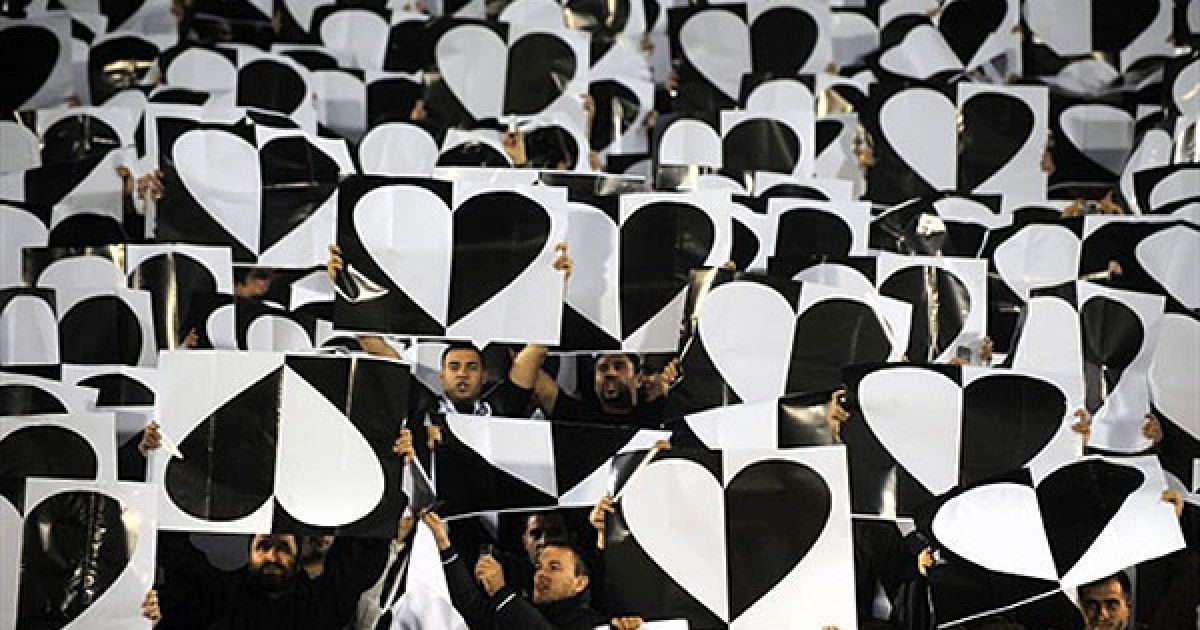 Сербія, Белград. Прихильники "Партизана" (Бєлград) тримають плакати із зображенням сердець під час матчу Ліги Чемпіонів УЄФА "Патризан"-"Брага". / © AFP