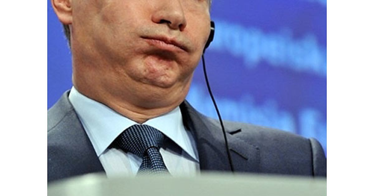Бельгія, Брюссель. Прем&#039;єр-міністр Росії Володимир Путін робить гримасу під час спільної прес-конференції з президентом Європейської Комісії Жозе Мануелем Баррозу після переговорів між урядом Росії та Європейського Союзу у штаб-квартирі ЄС у Брюсселі. / © AFP
