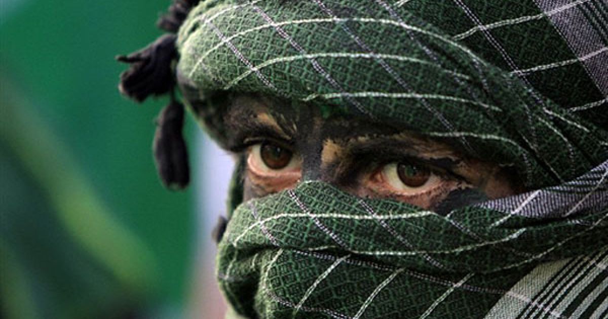 Нусейрат. Бойовик ХАМАС бере участь у марші, який влаштували у таборі біженців Нусейрат в центральній частині сектора Газа з нагоди 23-ї річниці створення ісламістського руху. / © AFP