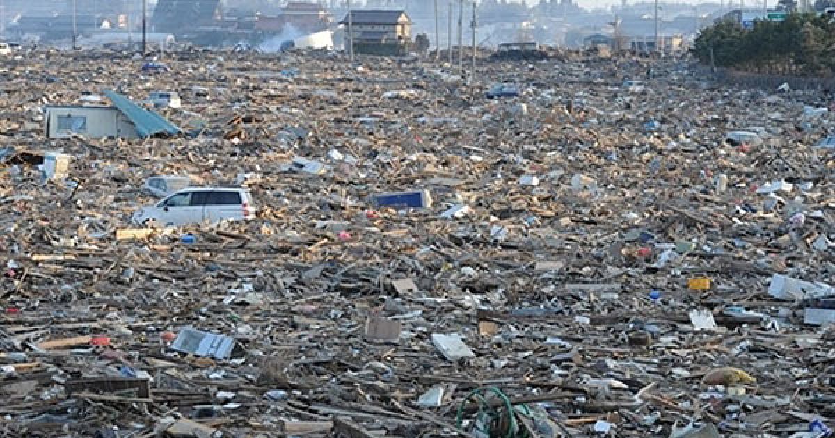 Японія, Наторі. Сміття вкрило місто Наторі у префектурі Міяги, де стався потужний землетрус, що спричинив руйнівне цунамі. Влада Японії побоюється обвалу двох реакторів на постраждалій від землетрусу АЕС. / © AFP