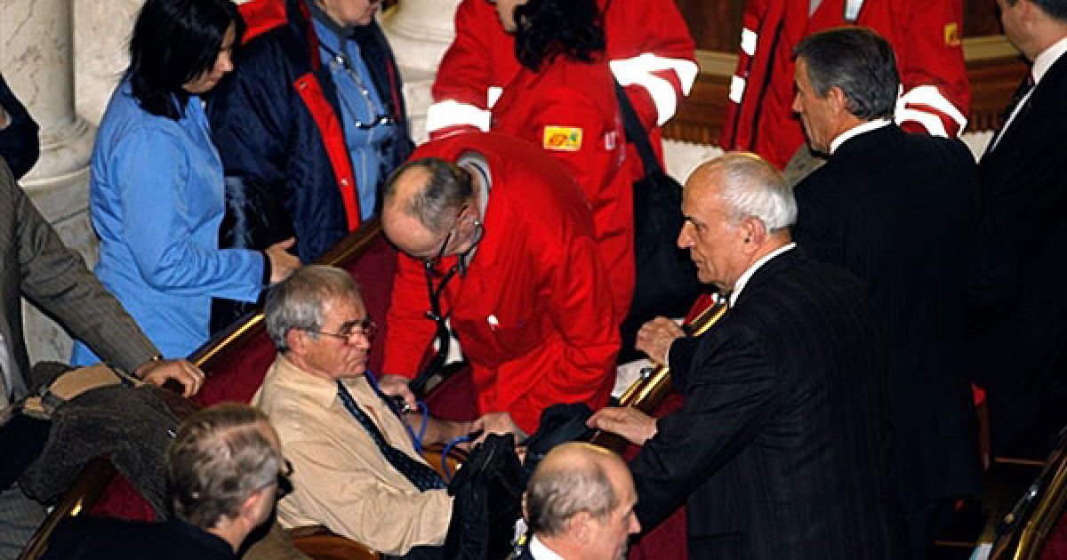 В результаті інциденту кількох опозиціонерів забрала швидка допомога. / © AFP