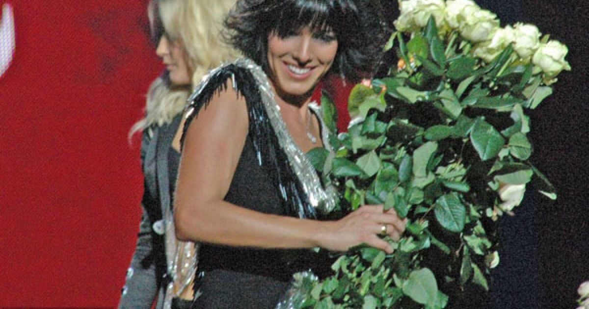 Ольга Корягіна збирає врожай квітів.