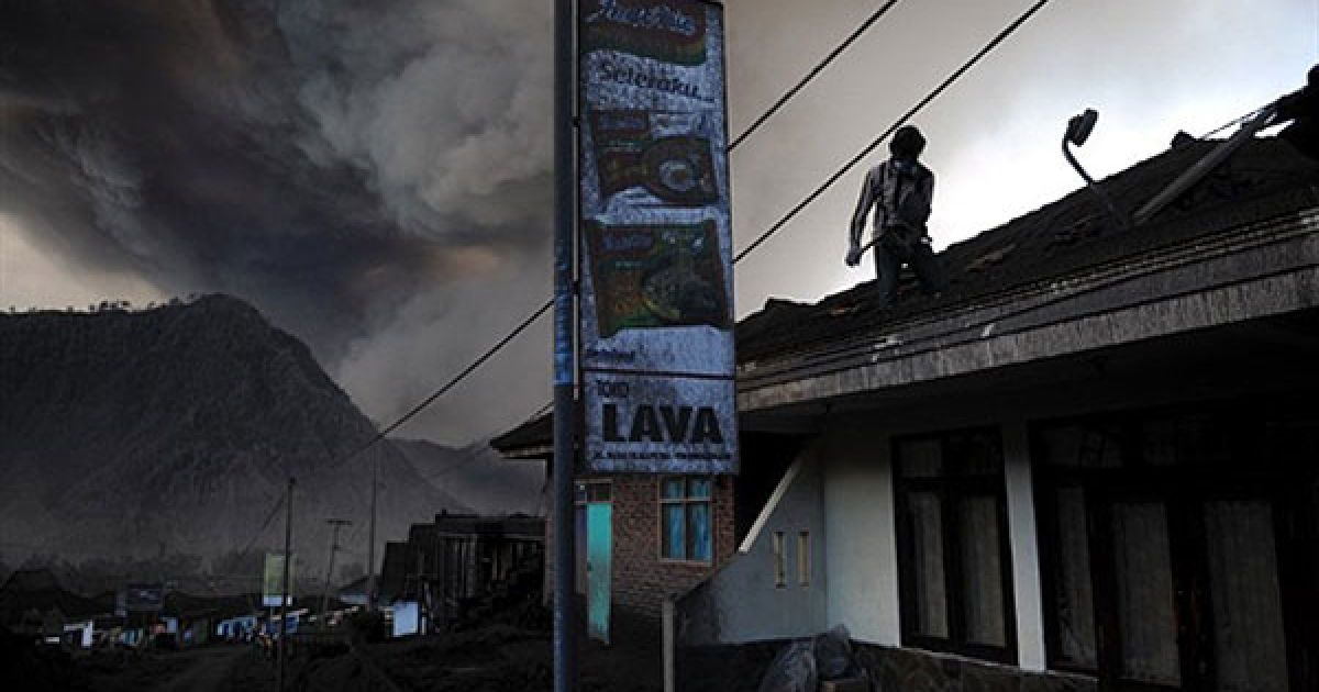 В Індонезії поблизу міста Чеморо Лаванг на сході острова Ява почалось виверження вулкана Бромо. / © AFP