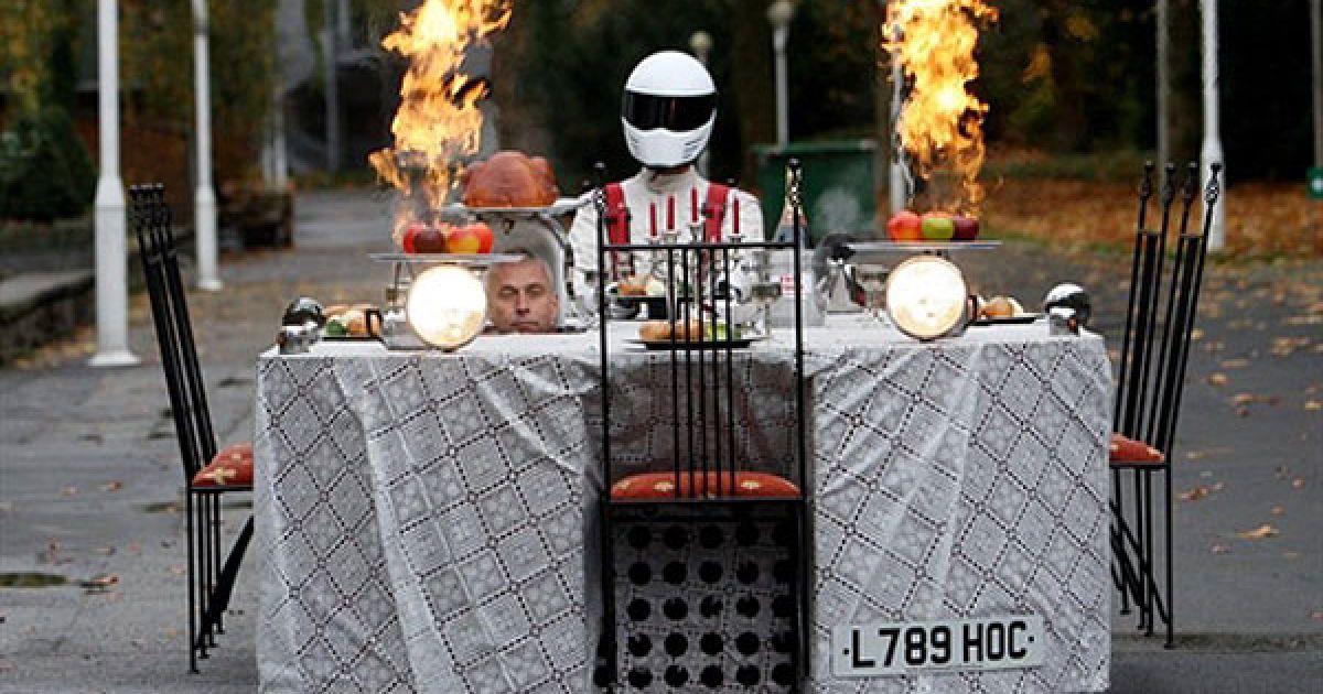 Німеччина, Ессен. Британський конструктор Перрі Уоткінс їде на автомобілі, схожому на обідній стіл, під час презентації напередодні ярмарку "Моторшоу" в Ессені. / © AFP