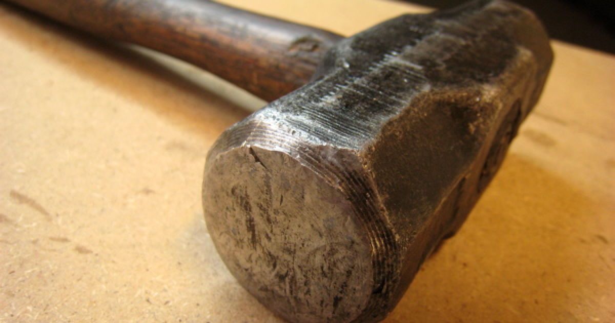 Чоловік з кувалдою пограбував пошту