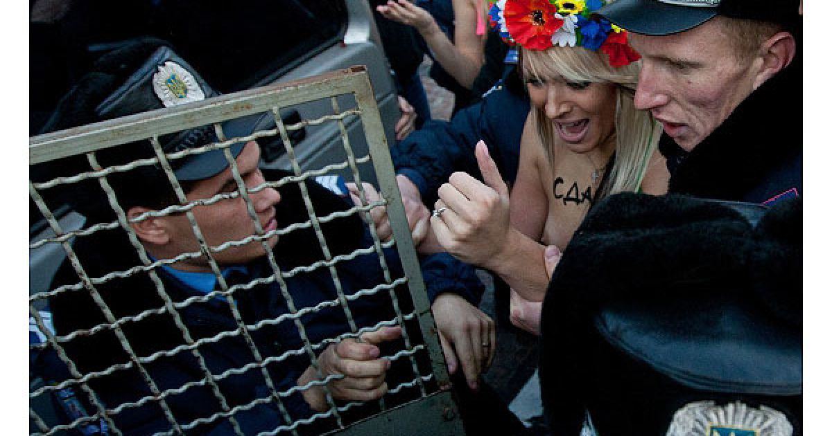 Під час спроби потрапити в будівлю ГУ МВС, оголені активістки FEMEN були затримані і доставлені до Шевченківського райвідділу міліції. / © Украинское Фото