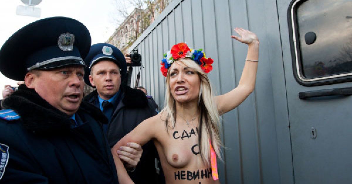 Під час спроби потрапити в будівлю ГУ МВС, оголені активістки FEMEN були затримані і доставлені до Шевченківського райвідділу міліції. / © Украинское Фото