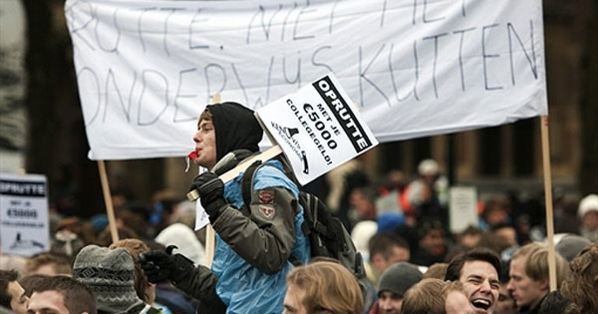 Нідерланди, Гаага. Голландський студент бере участь у акції протесту
проти скорочення бюджету на вищу освіту. Студенти вважають, що заходи
нового уряду призведуть до того, що більшість молодих людей опиниться
на вулицях, бо не зможе дозволити собі високі витрати на освіту. / © AFP