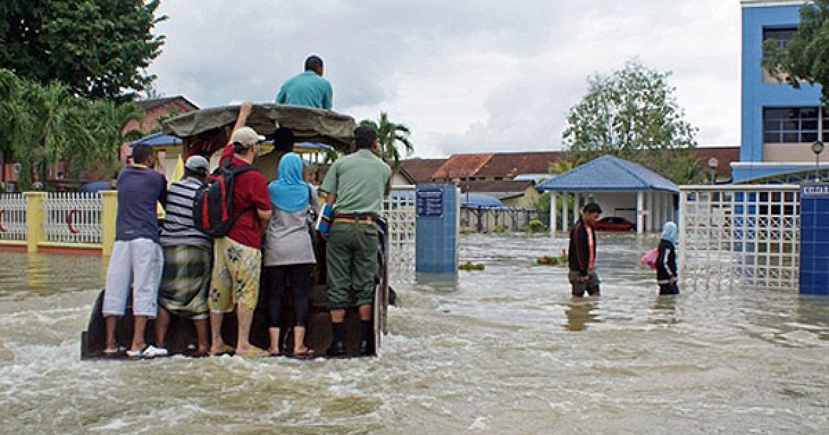 Малайзія, Кангар. Мешканці на вантажівці переміщаються затопленим містом Кангар у північній провінції Малайзії. Більше 6 тисяч людей були евакуйовані з провінції, яка потерпає від повені. / © AFP