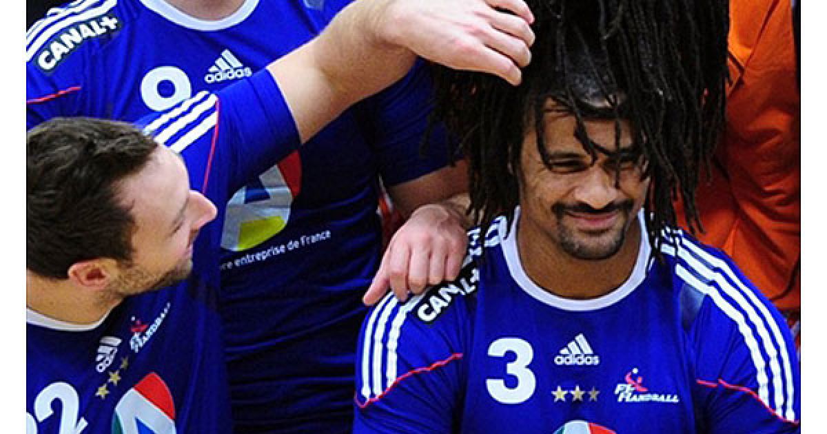 Швеція, Крістіанстад. Гравці збірної Франції з гандболу Гійом Жолі, Бертран Руан, Дауд Карабю і Дідьє Дінар жартують під час тренування на 22-му Чемпіонаті світу з гандболу серед чоловіків на стадіоні "Арена Крістіанстад". / © AFP