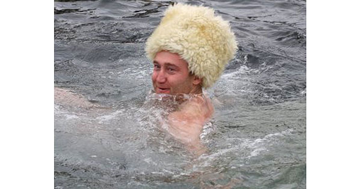 Біофізики завляють, що цілющі властивості водохресної води сходять на неї з Космосу, а молитва і срібло посилюють чудодійні властивості води. / © УНІАН