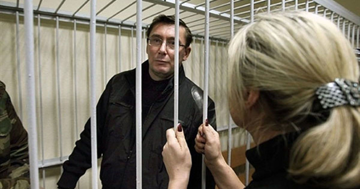 Україна, Київ. Колишній міністр внутрішніх справ України Юрій Луценко
говорить зі своєю дружиною Іриною з-за гратів. Печерський районний суд
Києва санкціонував арешт Луценка строком на два місяці, його
звинувачують за ч.3 ст. 364 Кримінального кодексу - "зловживання
службовим становищем". Луценкові загрожує до 10 років ув&#039;язнення з
конфіскацією майна. / © AFP
