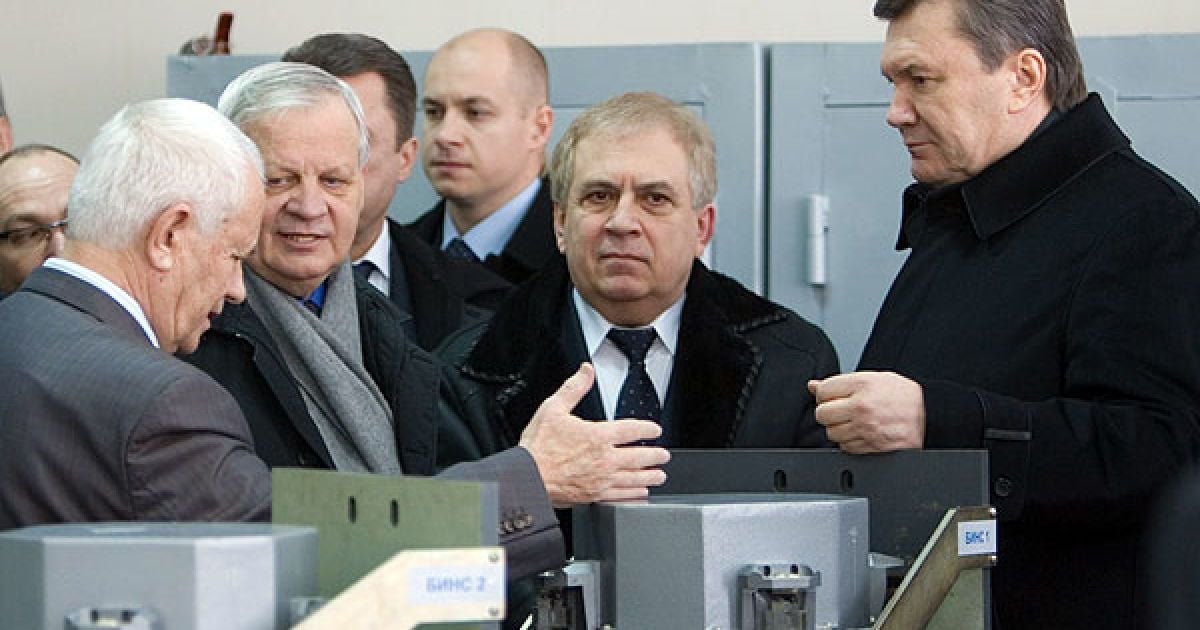 Генеральний конструктор "Хартрон-Аркос" Юрій Златкін ознайомив президента з організацією виробничого процесу заводу / © President.gov.ua