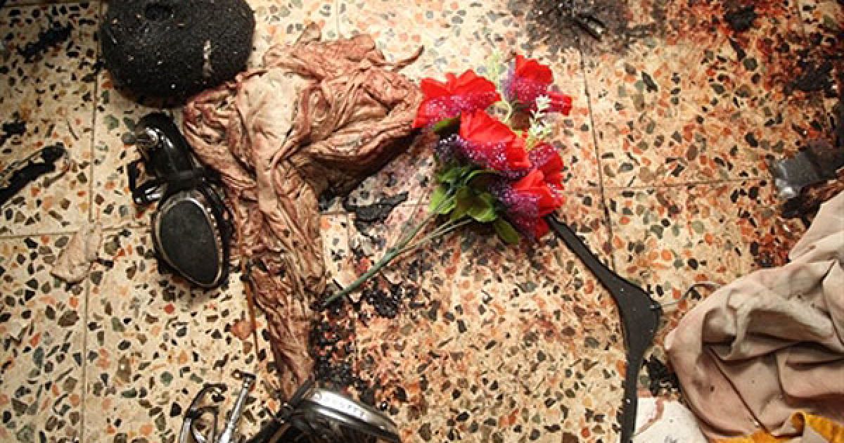 Ірак, Багдад. Взуття і закривавлена сорочка лежить на підлозі кімнати священика у католицькому соборі Саїдат аль-Неджат в центрі Багдада. Американські та іракські війська здійснили штурм собору, щоб звільнити десятки заручників після атаки Аль-Каїди, в результаті якої загинули 46 віруючих. / © AFP