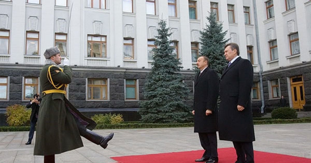 Біля будівлі адміністрації президента пройшла офіційна церемонія зустрічі Януковича та Алієва. / © President.gov.ua