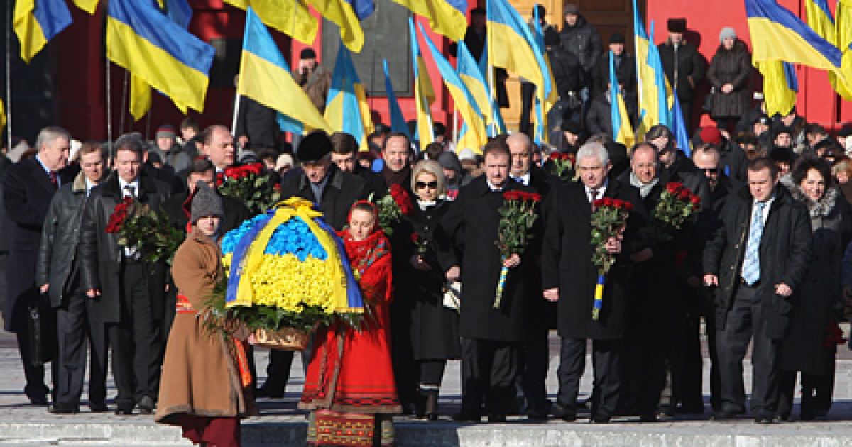 Урядовці взяли участь у церемонії покладання квітів до пам&#039;ятника Тарасу Шевченку в Києві. / © Українські національні новини