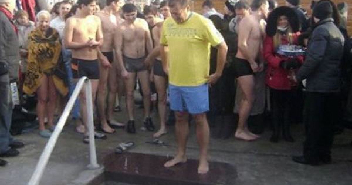 У крижаній воді на Водохреща традиційно скупався Віктор Ющенко. Вирішив не відставати від нього і Михайло Добкін, а от Микола Азаров і Олександр Попов "утрималися". / © objectiv.tv