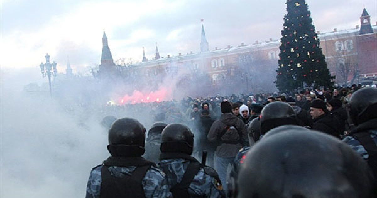 Протягом декількох годин бійцям ОМОН не вдавалося втихомирити уболівальників. / © AFP