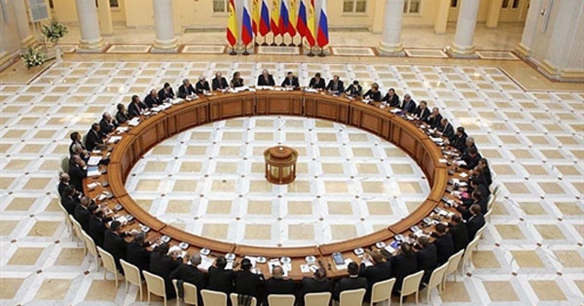 Росія, Санкт-Петербург. Президент Росії Дмитро Мєдвєдєв і король Іспанії Хуан Карлос I провели зустріч з російськими та іспанськими бізнесменами у бібліотеці імені Бориса Єльцина в Санкт-Петербурзі. / © AFP