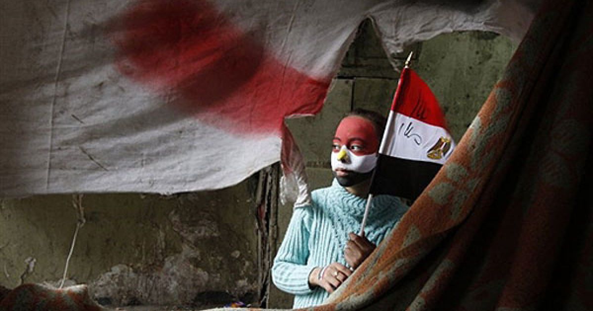 Єгипет, Каїр. Дитина тримає національний прапор Єгипту під час участі у антиурядовій акції протесту на площі Тахрір у центрі Каїра. В Єгипті тривають загальнонаціональні протести із закликами до повалення президента країни Хосні Мубарака. / © AFP