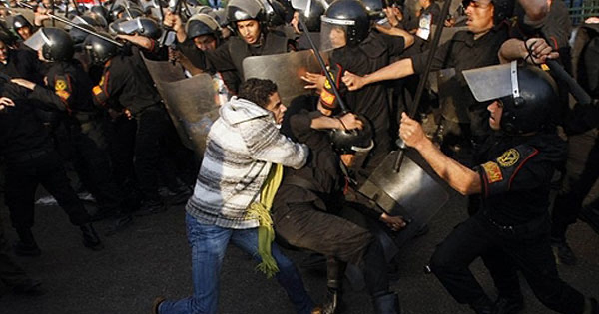 Єгипет, Каїр. Зіткнення демонстрантів з поліцією відбулись в центрі Каїра під час акції протесту. Демонстранти вимагали  відставки президента Хосні Мубарака і закликали до реформ. Протестувальники несли прапори і скандували антиурядові гасла. / © AFP