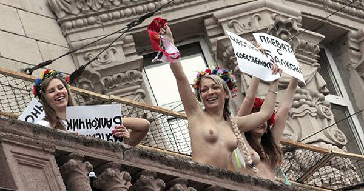 Топлес-протест FEMEN "Бунтівний балкон" пройшла на балконі в центрі Києва, навпроти будівлі КМДА. / © УНІАН