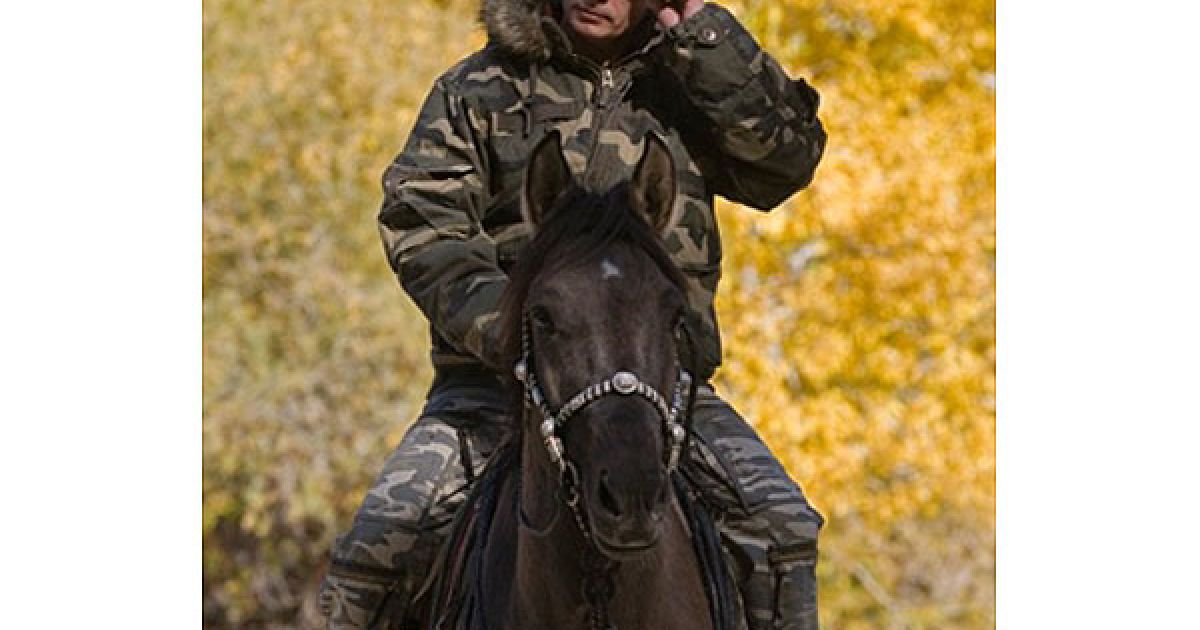 На фотосесії видно, що, крім вивчення барсів, прем'єр також покатався верхи... / © AFP