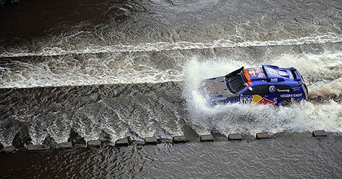 Аргентина, Кордоба. Катарський водій Насер Аль-Аттія і німецький штурман Тімо Готтшальк ведуть свій Volkswagen через річку Санта-Роза під час першого етапу ралі Дакар Вікторія-Кордова. / © AFP